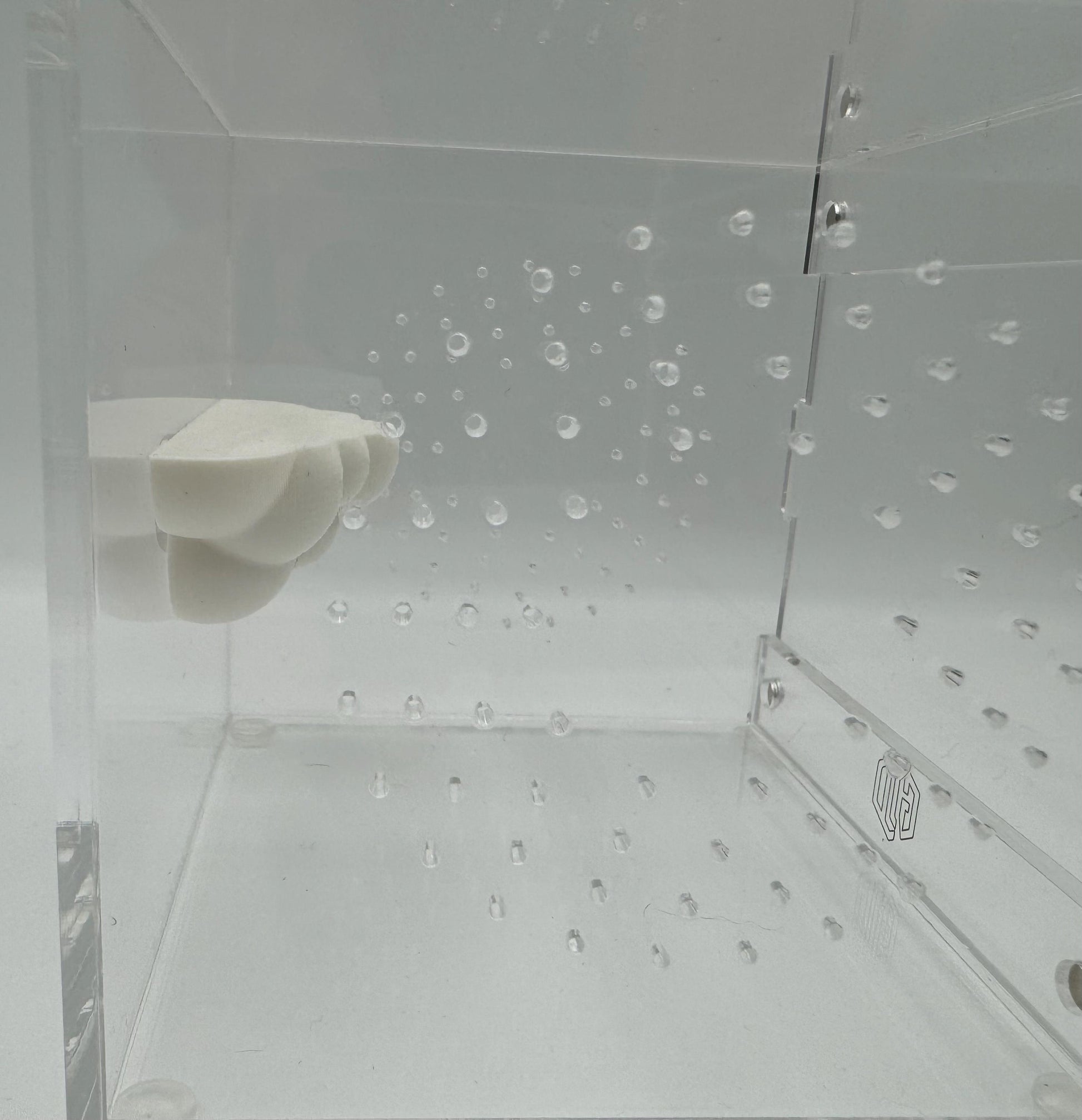 Magnetic cloud ledge *built in magnet*