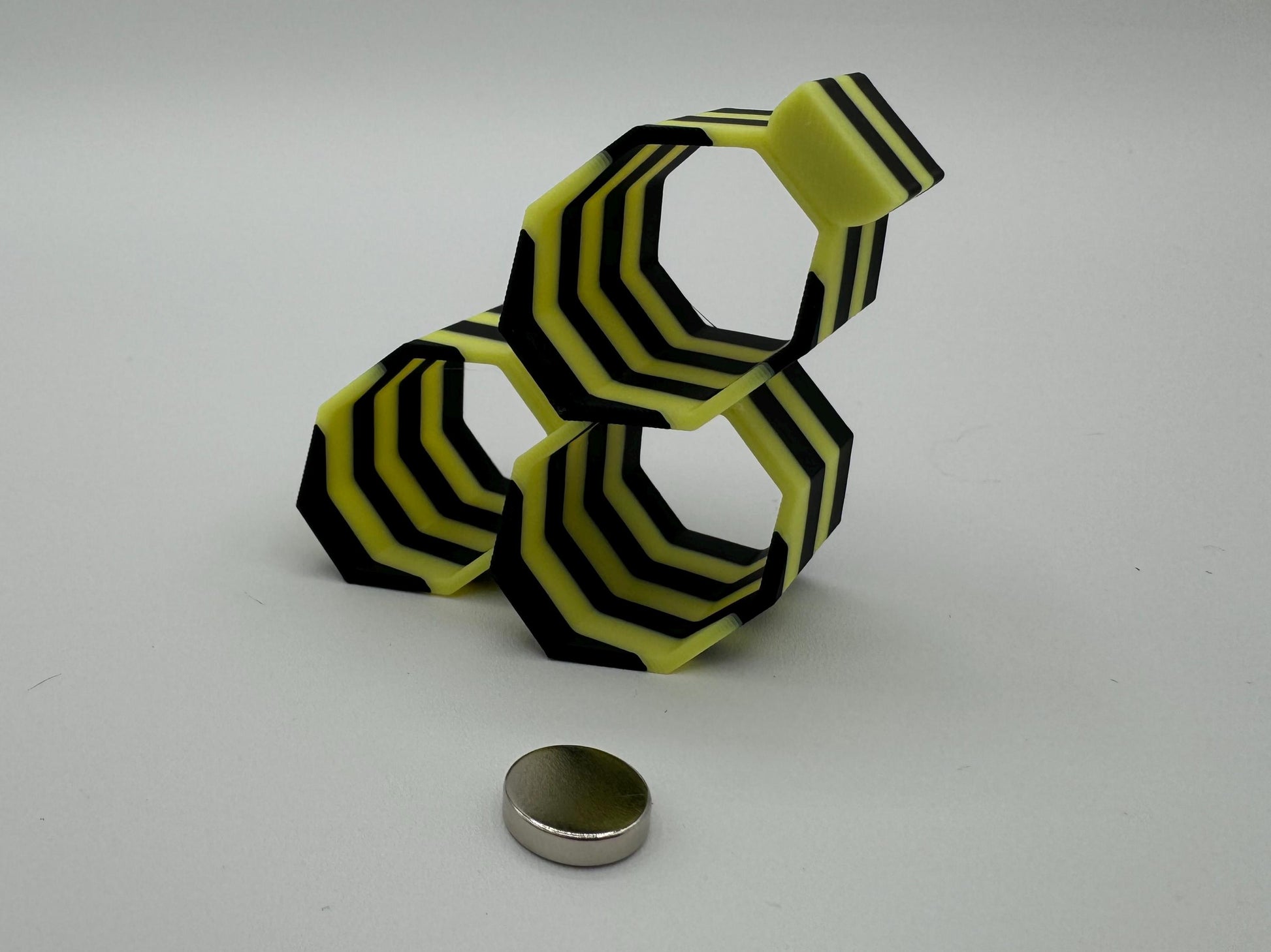 Magnetic Glow Striped Triple Hex hide for jumping spiders “yellow”