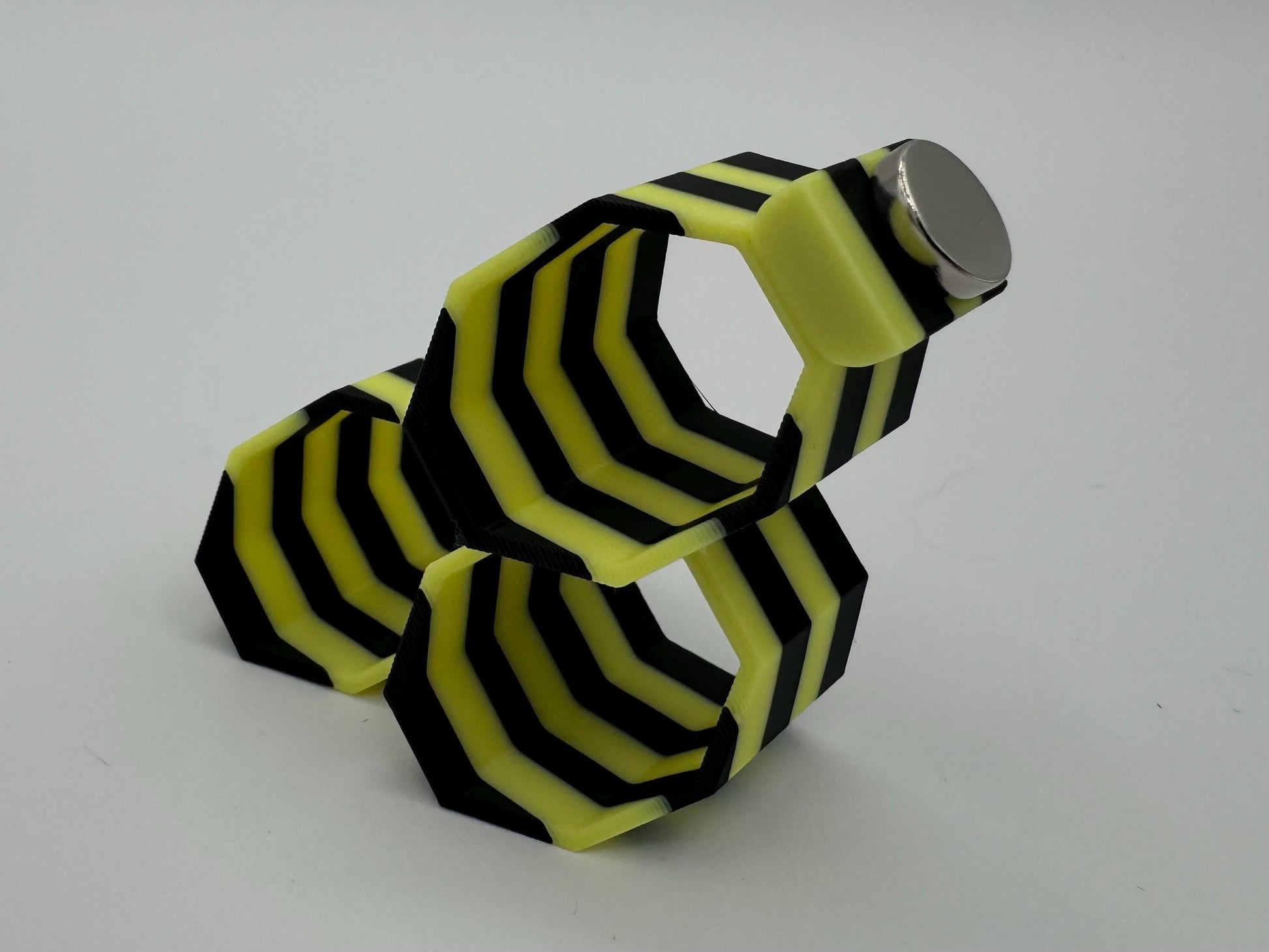 Magnetic Glow Striped Triple Hex hide for jumping spiders “yellow”