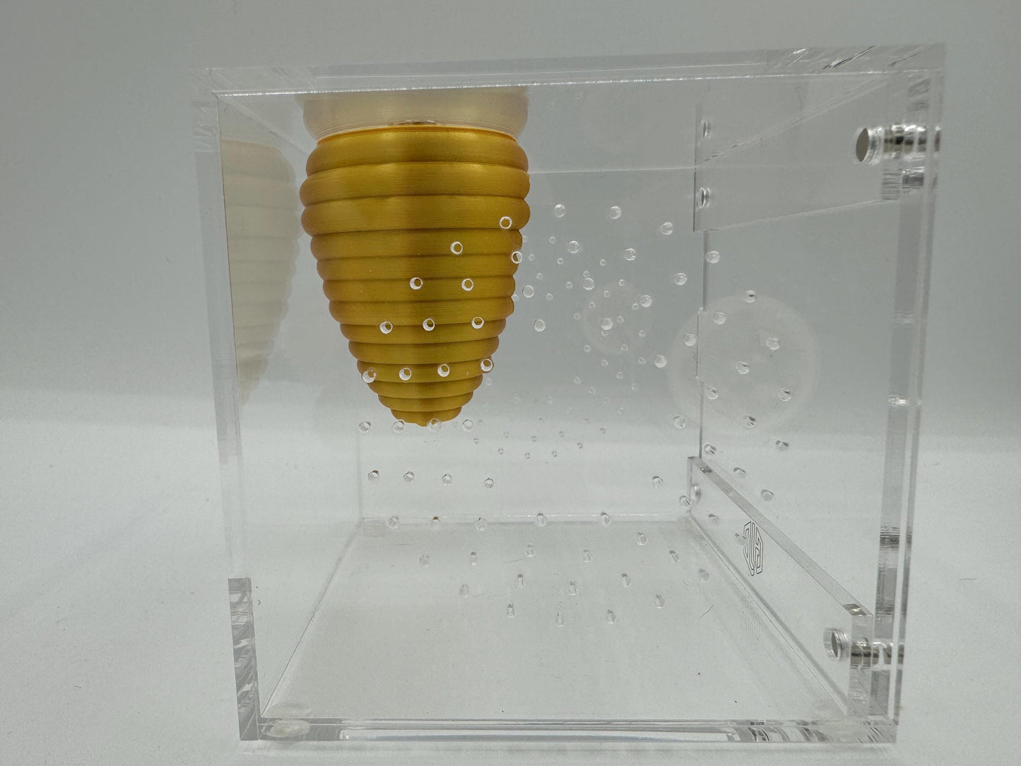 Magnetic “Bee-Hide” jumping spider hide