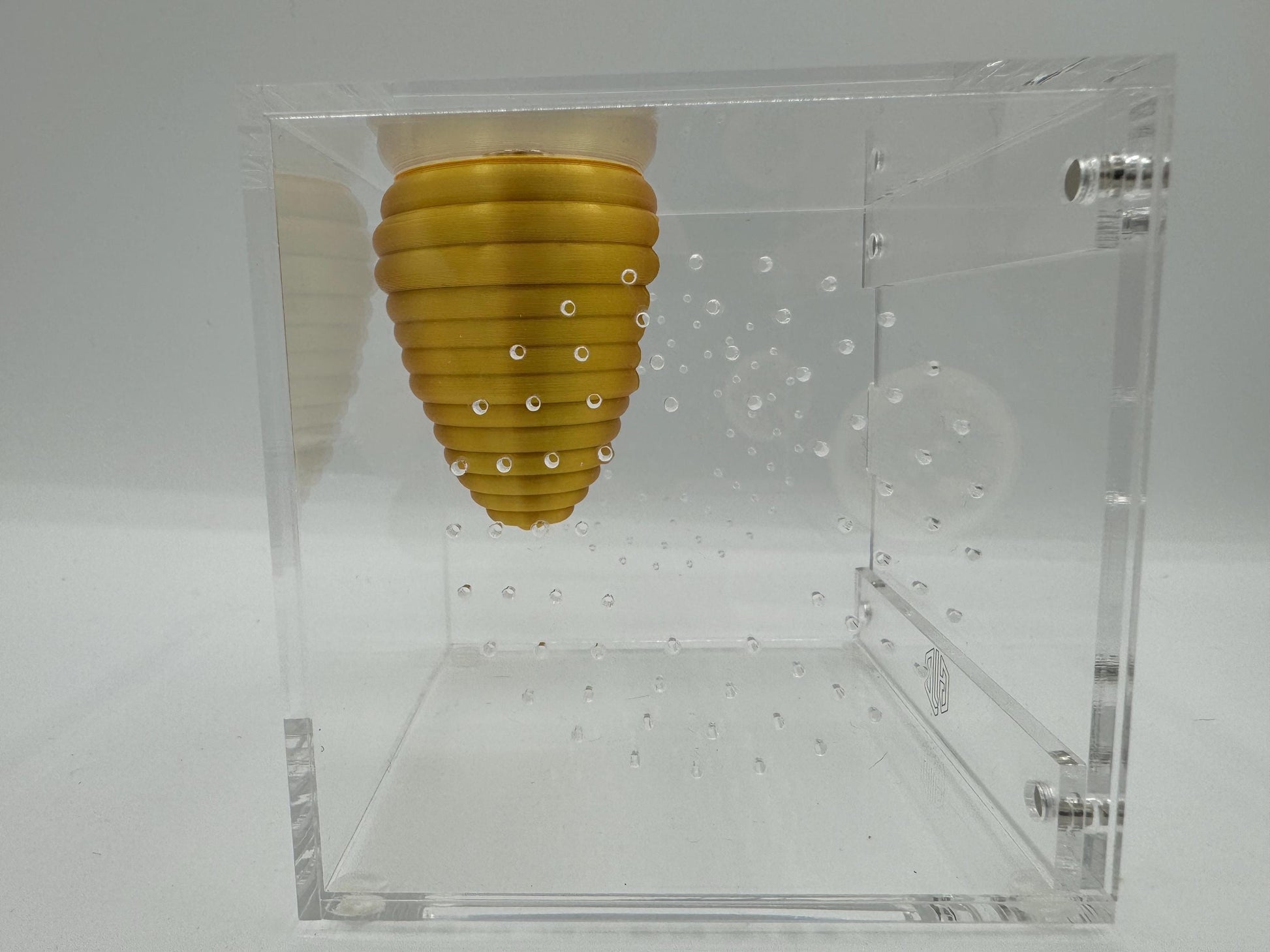 Magnetic “Bee-Hide” jumping spider hide