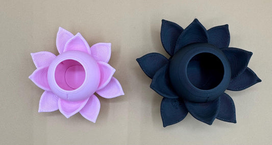Magnetic lotus hide for jumping spiders